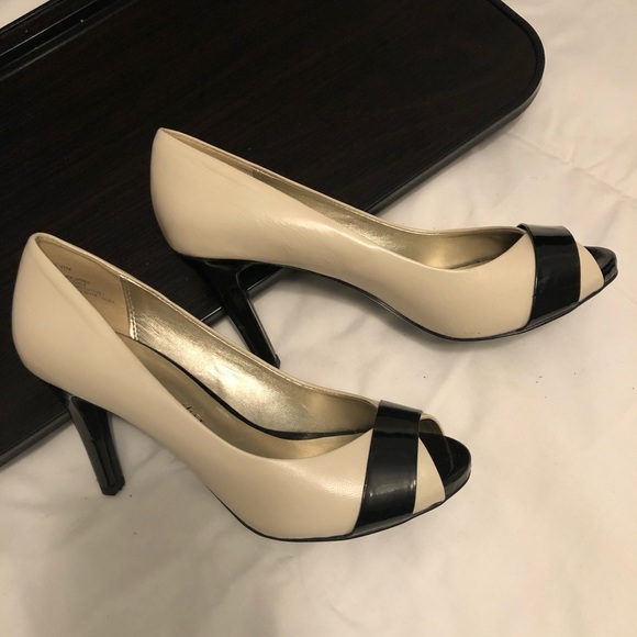 Anne Klein open toe Shoes - Picture 3 of 3